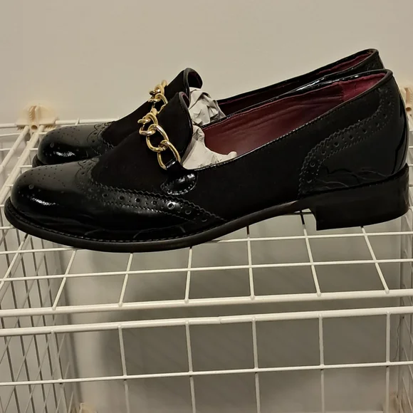 Girotti Elegant Black Patent & Suede Loafers with Gold Chain | Size 42 - Picture 3 of 8